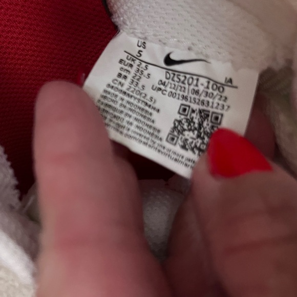 Nike. Size 5. Great condition. Lightly worn. - Picture 5 of 5